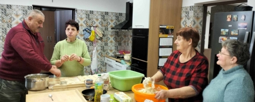 Warsztaty kulinarne w Klubie Seniora w Gronowie. 